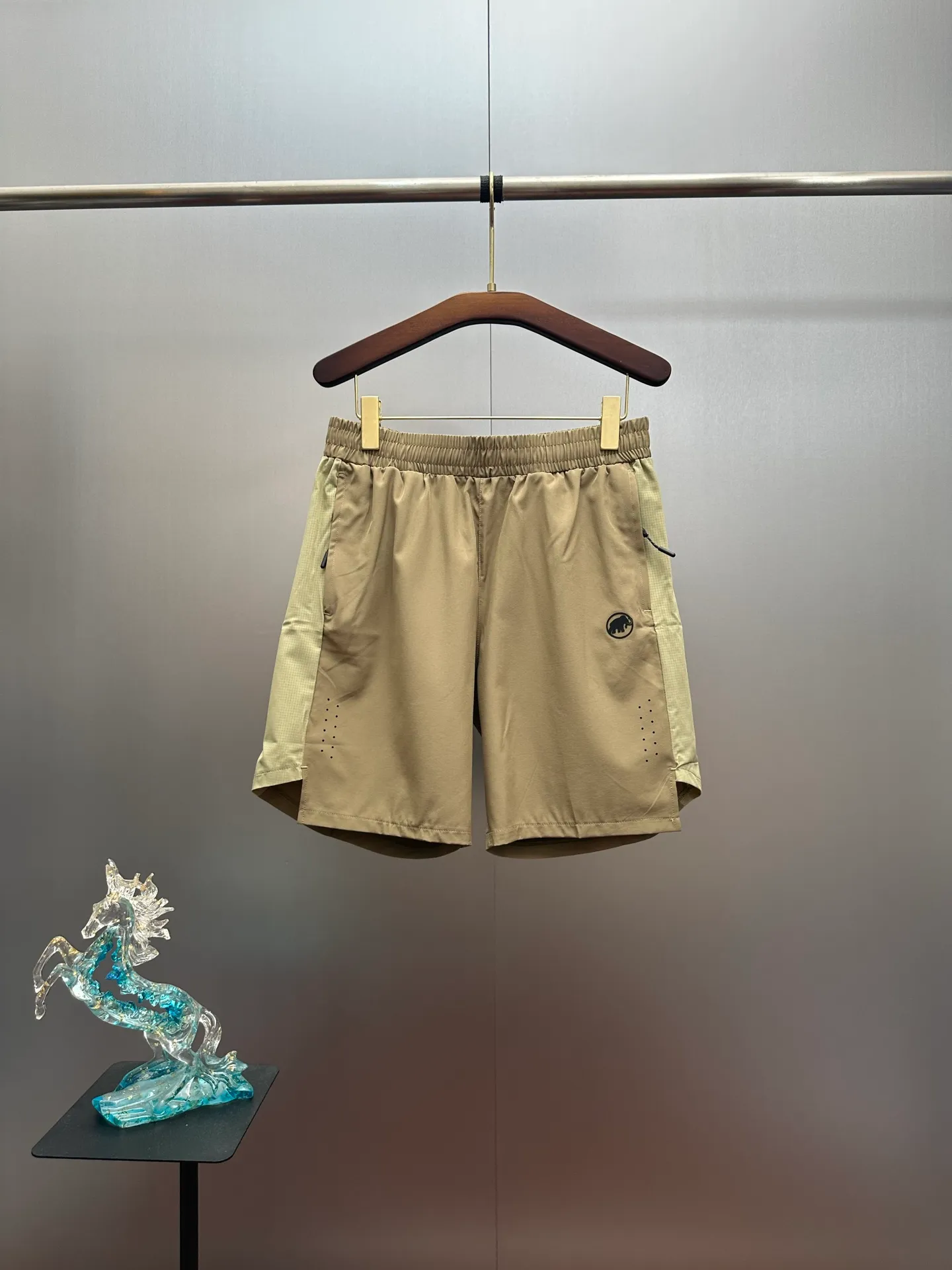 MAMMUT/ 95% ➕5% ， ， Breathable， 。 “ ”Buff。 Breathable ， ， 、 ， ， 。 ， 。 ， Classic Logo， Quality 。 ， 。 MAMMUT 。 ， ， 。 Citywalk ， ， ， ！ ：Black，Khaki， Sizes：L-3x L（ ：125 150 175 190）
